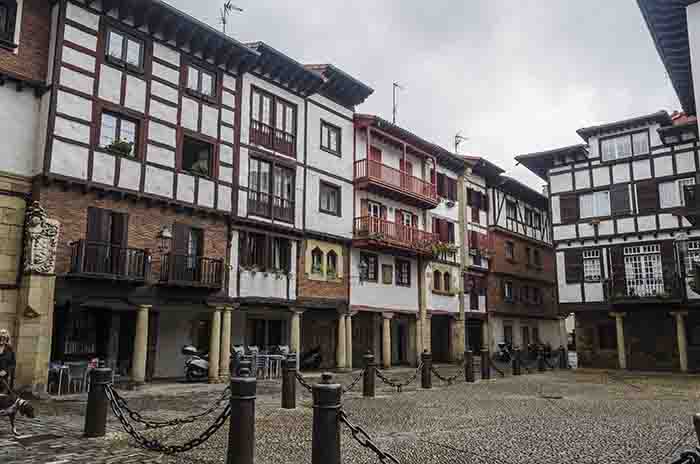 Guipúzcoa - Hondarribia 07 - plaza Gipuzkoa o De las Cadenas.jpg